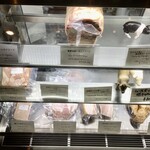 Abats - 客がどんどん来るからどんどん売れちゃってケースが寂しいです（笑）