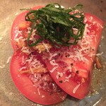 オオクサ - 完熟トマトサラダ　今日は千葉産です　青紫蘇とパルミジャーノ・レッジャーノが絶妙なバランス