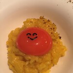 オオクサ - フォトジェニックな熊野地鶏の卵リゾット　奥様の遊び心が怒涛の焼鳥攻撃の合間にくつろぎの時間を作ってくれます