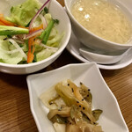 ロンフーダイニング - 麻婆豆腐セット¥1280(外税)のサラダとスープとザーサイ