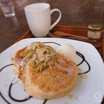 スイーツパーラー十字屋商店 - さつまいもモンブランパンケーキ＋ドリンクセット￥1050。
            横にミルクジェラート付