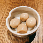 炙り肉寿司 梅田コマツバラファーム - お通し　燻製うずらのたまご　お代わり可能