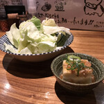 炭火焼とり えんや - つきだし(豆腐鶏そぼろ餡)、サービスキャベツ