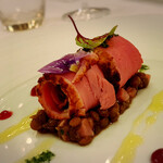 オーベルジュ・ド・リル トーキョー - シャラン産鴨胸肉の燻製と根セロリのサラダ ピュイ産レンズ豆 ビーツのクーリー