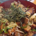 麺一徹 - 湯気！あつあつのチャーシュー丼(*^^*)