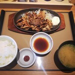 やよい軒 - 牛豚鶏のスタミナ肉盛り定食890円