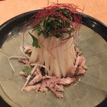 Okonomishukan - 地鶏湯引きと大根のサラダ600円