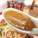 ラーメン山岡家 - 赤味噌と白味噌をブレンドしたという味噌スープ。黒マー油が入っていて、コクがあって、かなり濃厚なスープです。
            疲れた身体に染みる〜。
