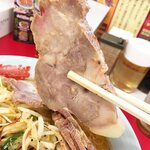 ラーメン山岡家 - 10cm強の肩ロースチャーシュー。歯ごたえのある食感ですが、スープに沈めておけば柔らかく頂けます。