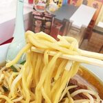 ラーメン山岡家 - 中太よりやや太麺のストレート麺。スープが絡んで味も良し。食べ応え充分！