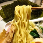 地鶏豚骨らーめん ひなわ - ひなわラーメン、麺リフトアップ