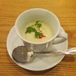 洋食 クチブエ - クリスマスの為のコース：カリフラワーの白いポタージュスープ
