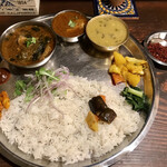 ダルバート食堂 - カレー2種盛り(豚軟骨とホウレン草、ミニチキン)のダルバート、ティムルコチョップ