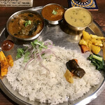 ダルバート食堂 - カレー2種盛り(豚軟骨とホウレン草、ミニチキン)のダルバート