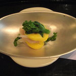 日本料理 子孫 - 帆立貝、独活、菜の花、芥子黄身酢かけ。