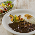 ロビー・ラウンジ ザ・ラウンジ - 黒カレー（サラダ付）レギュラーサイズ1,694円、ハーフサイズ1,028円