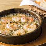 小蝦和蘑菇的大蒜橄欖油風味鍋