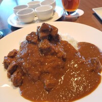 ROSSINI TERRACE - 伝統のビーフカレー。お肉の2/3はパサパサでした。