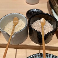 天てんぷら うち津 - 左は自家製塩・右は藻塩