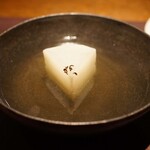 アカ - カルド ガジェゴ（聖護院大根と生ハム出汁のスープ）