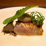 アカ - 金目鯛の炭火焼き　菊芋のピュレとナスタチウムのせ