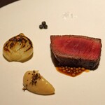 アカ - 薪焼きの黒毛和牛のヒレのステーキ　ペコロスとカリフラワーのピュレ添え