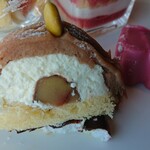 Sukai Byuffe Gojuuichi - モンブラン 土台は甘さ控えめのメレンゲにクリームもくどくなくて食べやすい♪ストロベリーショコラバウムバーはしっとりしてておいしかった。