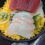 浜っこ食堂 - 料理写真:まぐろと地魚の日替わり丼