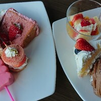 スカイビュッフェ51 - 自分でカットするタイプのケーキはきれいに盛り付けれない(><)
                    全部一口サイズにカットしてくれてると取りやすいのになぁ
                    見映え重視？