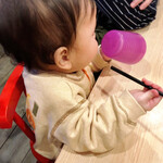 拉麺大公 - ベビーチェアで食べる真似？をする我が子