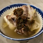 ナシュワ - 猪モモ肉と豚バラ肉の酸菜小鍋 行者ニンニクと