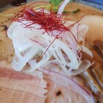 湖麺屋 リールカフェ - アップで。スープが泡立っています