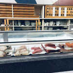 弥助鮨 - カウンター前の魚箱