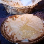 インド・ネパール料理　ナンカレーハウス - チーズナンとプレーンナン