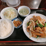 中華食府 楓 - 日替りランチAの鶏肉　あつあげ　ニンニクの芽炒め定食