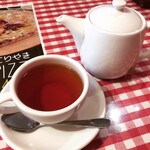 TRATTORIA Ogozzo - ドリンクセットの紅茶/ポットで提供されるけど中身はカップ1杯分(￣▽￣;)