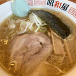 らーめん昭和屋 - 相方の「醤油らーめん・あっさり」ですが、意外とスープがこってり！？