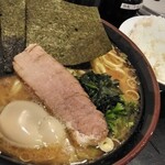 横浜家系ラーメン 山崎家 - ラーメンに、崩れ味玉をトッピングしました。