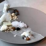 クラフタル - ・枯山水 雪景色 トリュフガナッシュ ゴマのムース 竹炭のサブレ みたらし風味のわらび餅 ラムレーズンのソース 雪シャーベット レアチーズケーキのパウダーアイス メレンゲ フェンネル