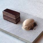 クラフタル - ・トリュフのオペラ ブーダンノワール、トリュフのガナッシュ、ラズベリーのソース、赤ワインのグラサージュ ・トリュフのアイス