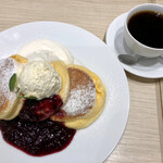 幸せのパンケーキ - 濃厚チーズムースパンケーキ ベリーソース
ホットコーヒー