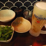酒場かんかん - 生ビールとお通しの枝豆。