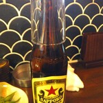 酒場かんかん - 赤星。グラスをかぶせているのが大衆居酒屋っぽい。