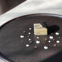 クラフタル - ・ミルフィーユ 根セロリ、トリュフ、マッシュルーム、平貝  それぞれを薄く切ってミルフィーユに。 平貝の食感が素敵です。 ロブションを彷彿とさせるドットソースは キャビア、トリュフ、フロマージュブラン。 一皿目から手が込んでますー！おいしい♡