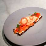 クラフタル - ・スモーブロー ライ麦パン、ピンクグレープルフルーツ、サーモンのムース、赤玉ねぎ、ハーブ  こちらもバッチリ、パンペアリング！♡