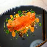 クラフタル - ・サーモン ハーブのオイルでミキュイ。 梅のソース、オリーブオイルとハーブのソース ハニーマスタード いくら