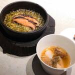 クラフタル - ・コンソメ、海藻、あわび、ほたて、ポルチーニ ・肝のリゾット ステーキ椎茸  バターたっぷりで濃厚なリゾット。 お腹空かせてきたのでこのタイミングがとっても嬉しい！笑 コンソメでさっぱりさせつつ食べていくのがたまらなく美味しい〜 コンソメスープも大きなアワビや具材がゴロゴロ。贅沢やぁ。