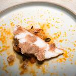 クラフタル - ・すじあら（クエの仲間） 白トリュフ エビカニの出汁とトマトのクリュスタッセ 竹炭の黒いタヤリン 卵黄の塩漬けのパウダー