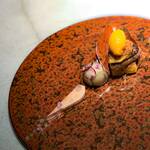 クラフタル - ・フォアグラを3つの仕立てで。 ①テリーヌ、りんご、ゆずピューレ ②ムース、ぶどうのジュレ、スライスしたシャインマスカット、ピオーネ ③ポワレ、オレンジ風味のフレンチトースト、柿のスライス、柿のシャーベット  3種の仕立てで食べさせるのが素敵。 どれも果物の香りが可愛くて♡