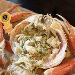 海食空間　かに乃花 - 蟹身を味噌に付けて食べます